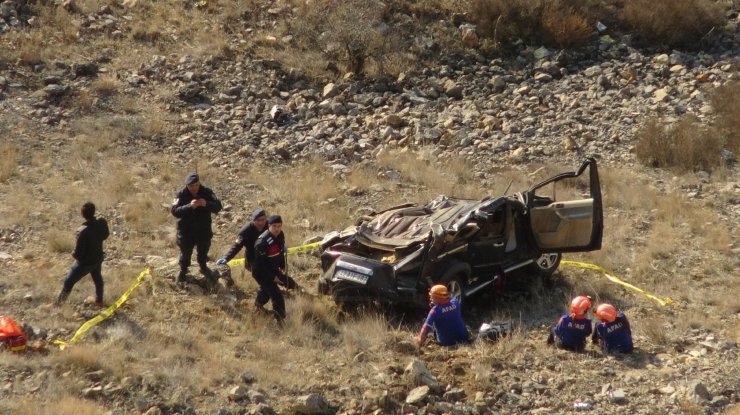Hafif ticari araç 300 metre yükseklikten uçuruma düştü: 1 ölü
