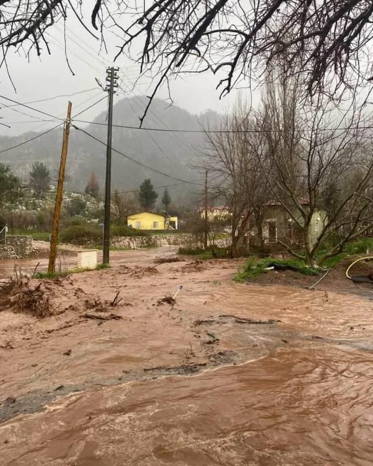 Marmaris'i sağanak ve fırtına vurdu