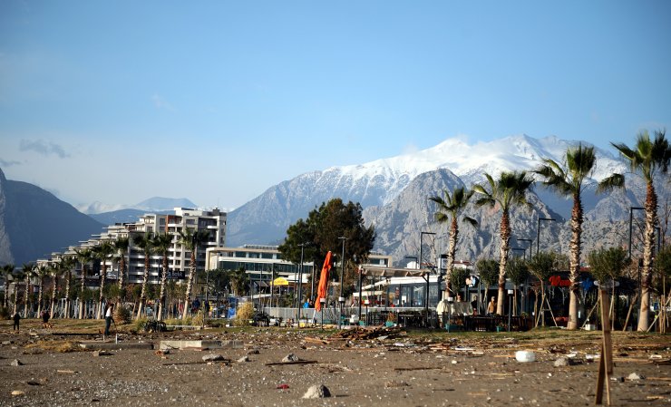 Antalya'da fırtına sonrası sahilde temizlik