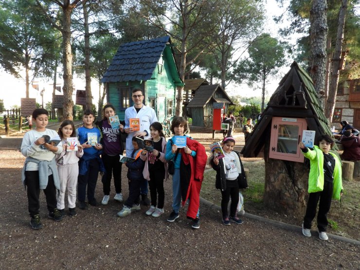 Çocuklar, Dokuma Park'taki kütüphaneleri gezdi