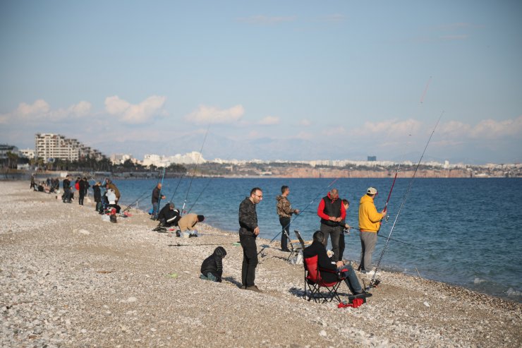 Antalya'da balık havuzunun patladığını duyan, oltalarıyla sahile koştu