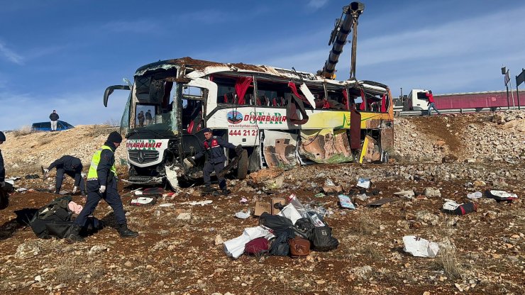 Afyonkarahisar'da yolcu otobüsü devrildi: 8 ölü, 35 yaralı (2)