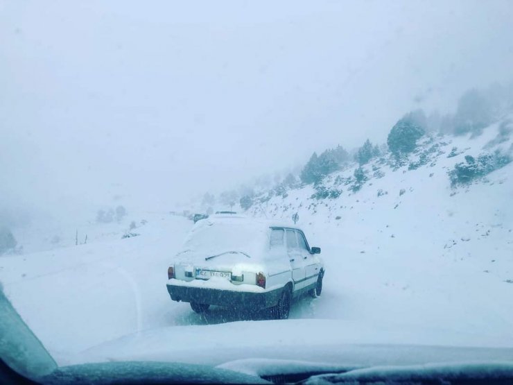 Davraz Kayak Merkezinde kardan yollar kapandı, uzun araç kuyruğu oluştu