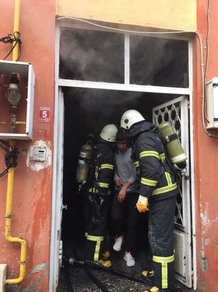 Evde yangın çıktı; 5'i çocuk 7 Afgan dumandan etkilendi