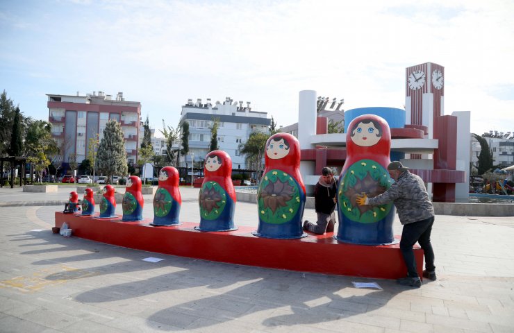 Matruşkalar 'savaş' tahribatı sonrası yeniden Dostluk Parkı'nda