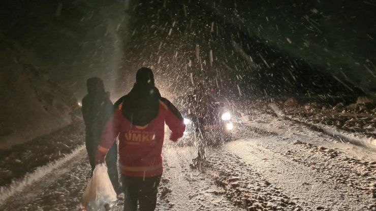 Muğla'da yolda mahsur kalanlara kumanya dağıtıldı