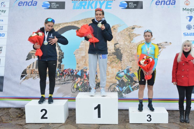 Türkiye Kış Bisiklet Yarışları'nda kadın sporcular pedal çevirdi