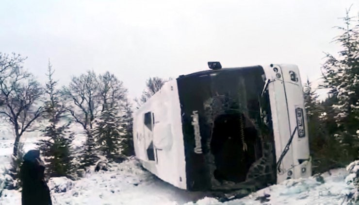 Isparta'da işçileri taşıyan otobüs devrildi; 11 yaralı