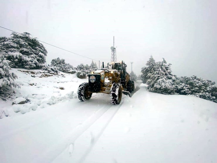 Kaş'ta kar mücadelesi