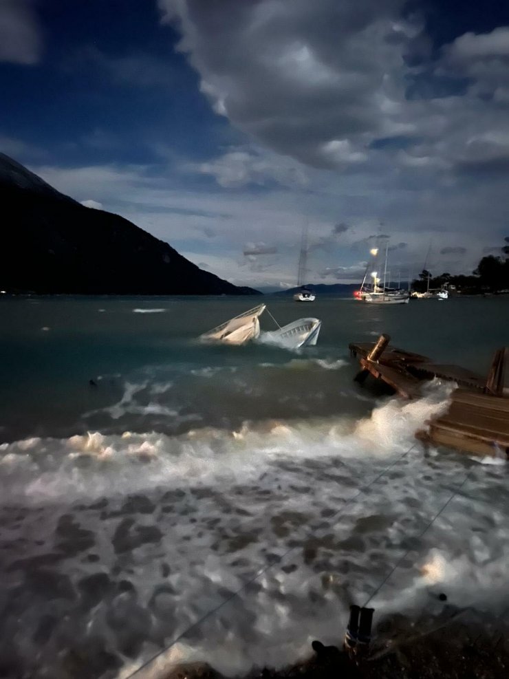 Muğla'da şiddetli rüzgarda iskeleler parçalandı, tekneler battı