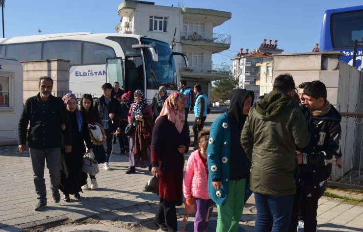 Antalya'ya getirilen depremzedeler, otellere yerleştiriliyor