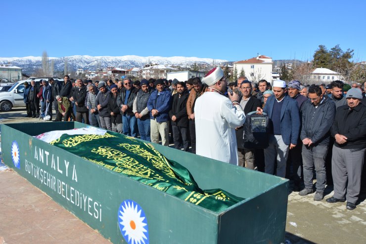 Depremde yaşamını yitiren Ümmühan öğretmen defnedildi