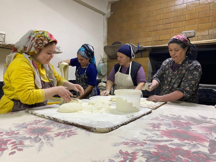 Köydeki kadınlar depremzedelere ekmek yapıyor