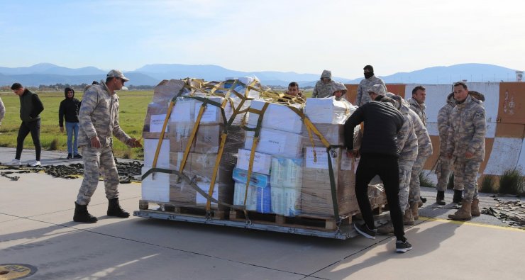 Muğla'dan uçakla deprem bölgesine insani yardım gönderildi