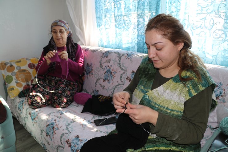 Burdurlu kadınlar depremzedeler için atkı kazak örüyor