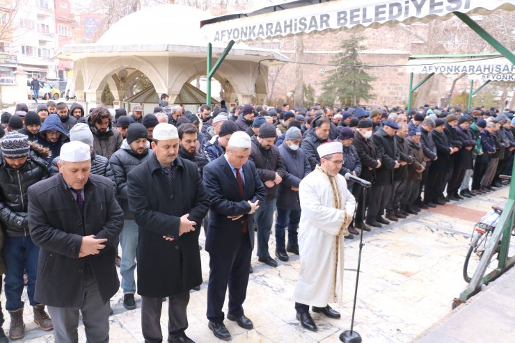 Depremde hayatını kaybedenler için gıyabi cenaze namazı kılındı