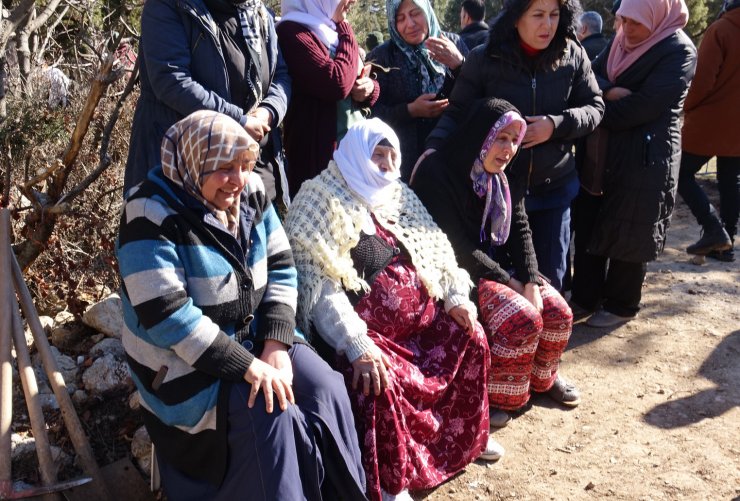 Depremde ölen kızı ve torununu 2 gün arayla toprağa verdi