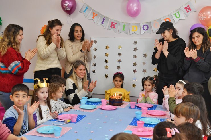 Depremzede çocukların buruk doğum günü