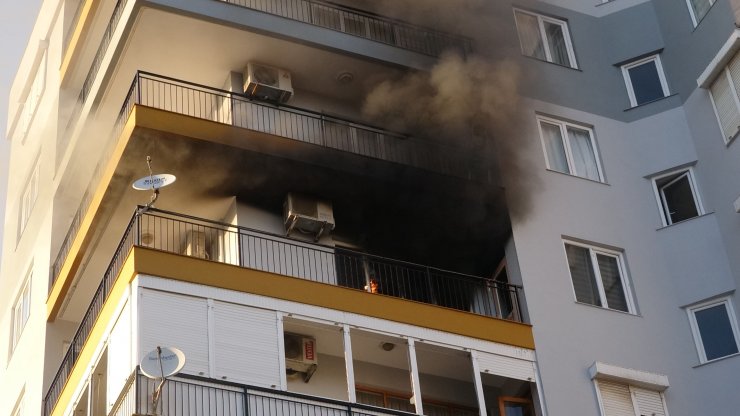 Evinin yandığını haber alıp geldi, büyük üzüntü yaşadı