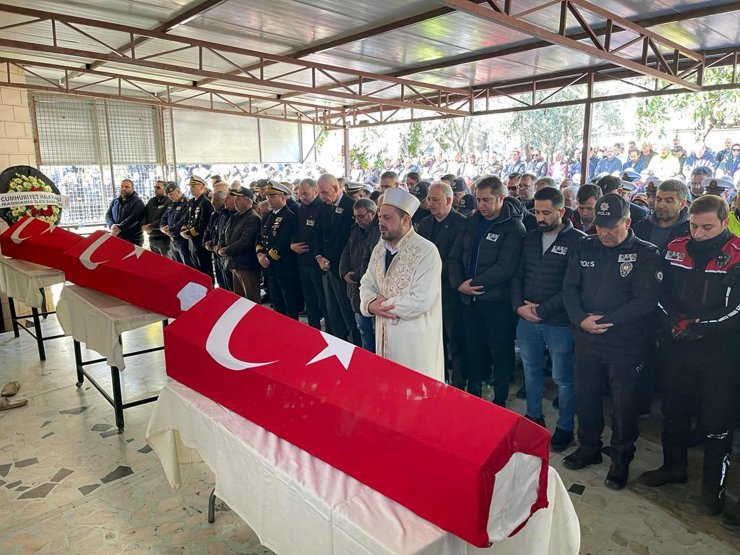 Hatay'da, depremde ölen kadın polis ve iki kızı toprağa verildi