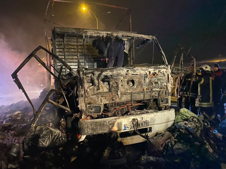 İzmir'den deprem bölgesine giden yardım TIR'ı yandı