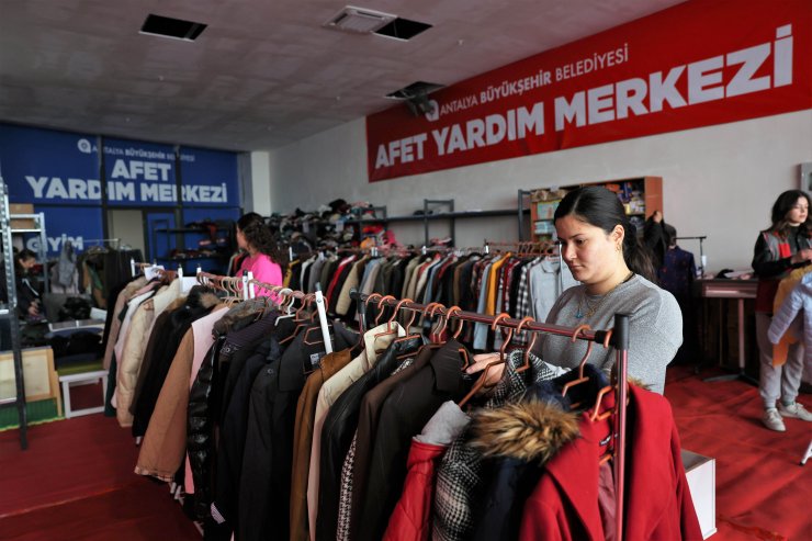 Antalya Büyükşehir Belediyesi depremzedeler için Doğu Garajı Giyim Bankası açtı