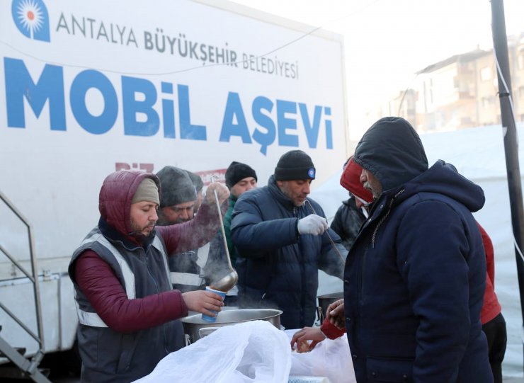 Antalya Büyükşehir, Hatay'da yaraları sarmak için çalışıyor