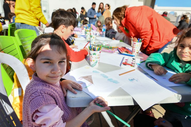 Depremzede çocuklar rengarenk kalemlerle sağlam 'ev' çizdi