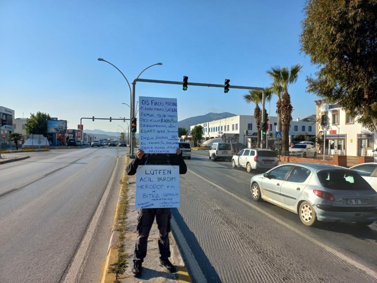 Yardım kampanyasına dikkat çekmek için pankartla karayoluna çıktı