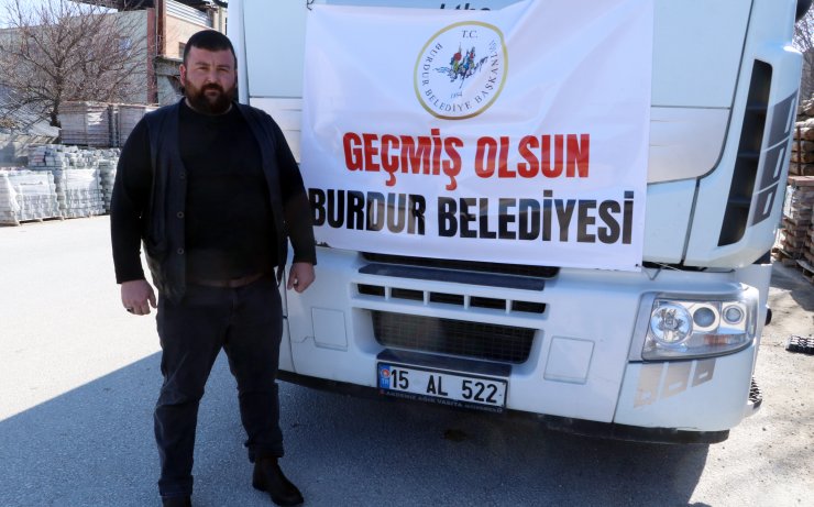 Yardım kamyonunun önünü kesip, şoförü tehdit ettiler