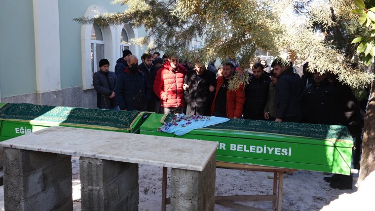 Enkazda birbirine sarılı bulunan Hilal hemşire ve kardeşi toprağa verildi