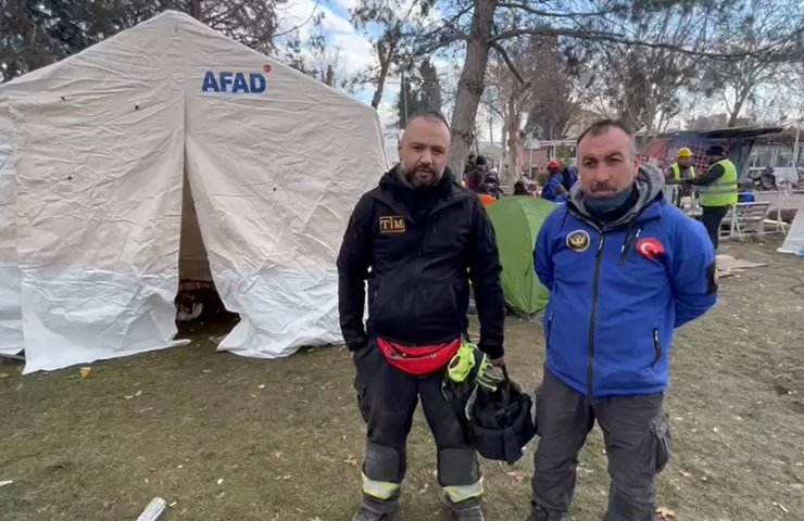 Gurbetçi itfaiyeci, bu kez deprem bölgesinde hayat kurtarıyor