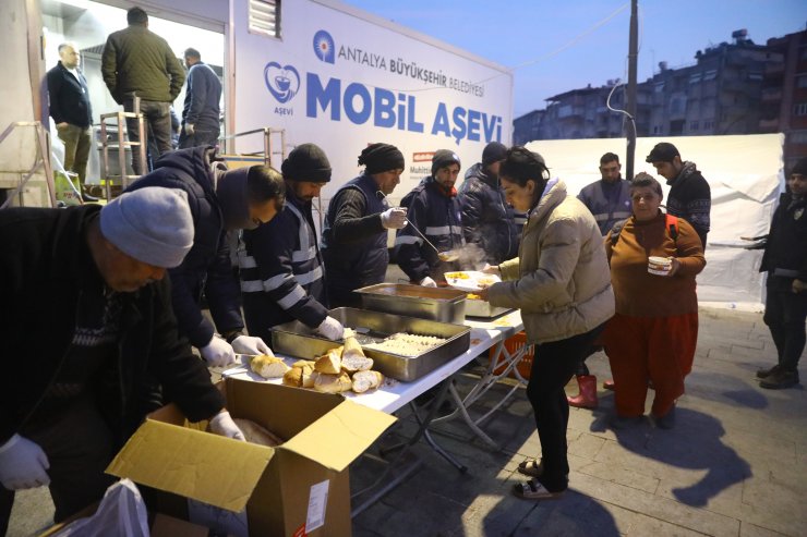 Antalya Büyükşehir, 10 gündür depremzedelerin yanında