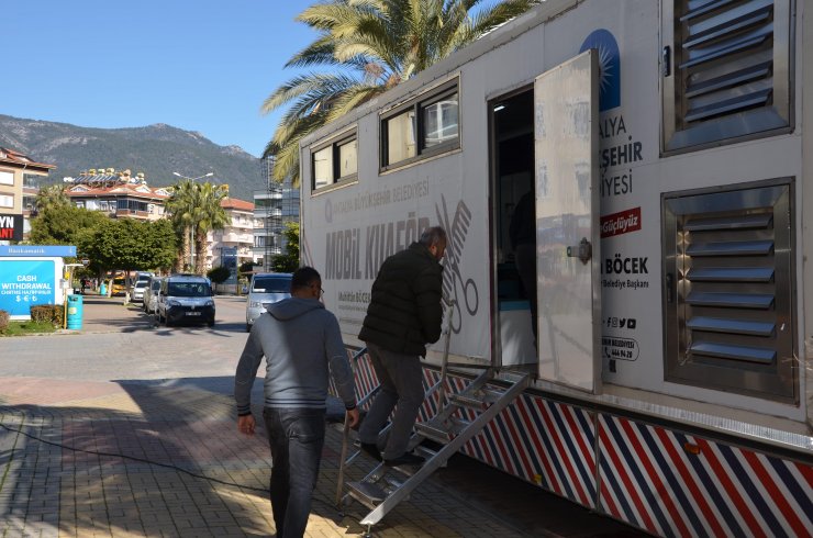 Mobil Kuaför depremzedeler için Alanya'da