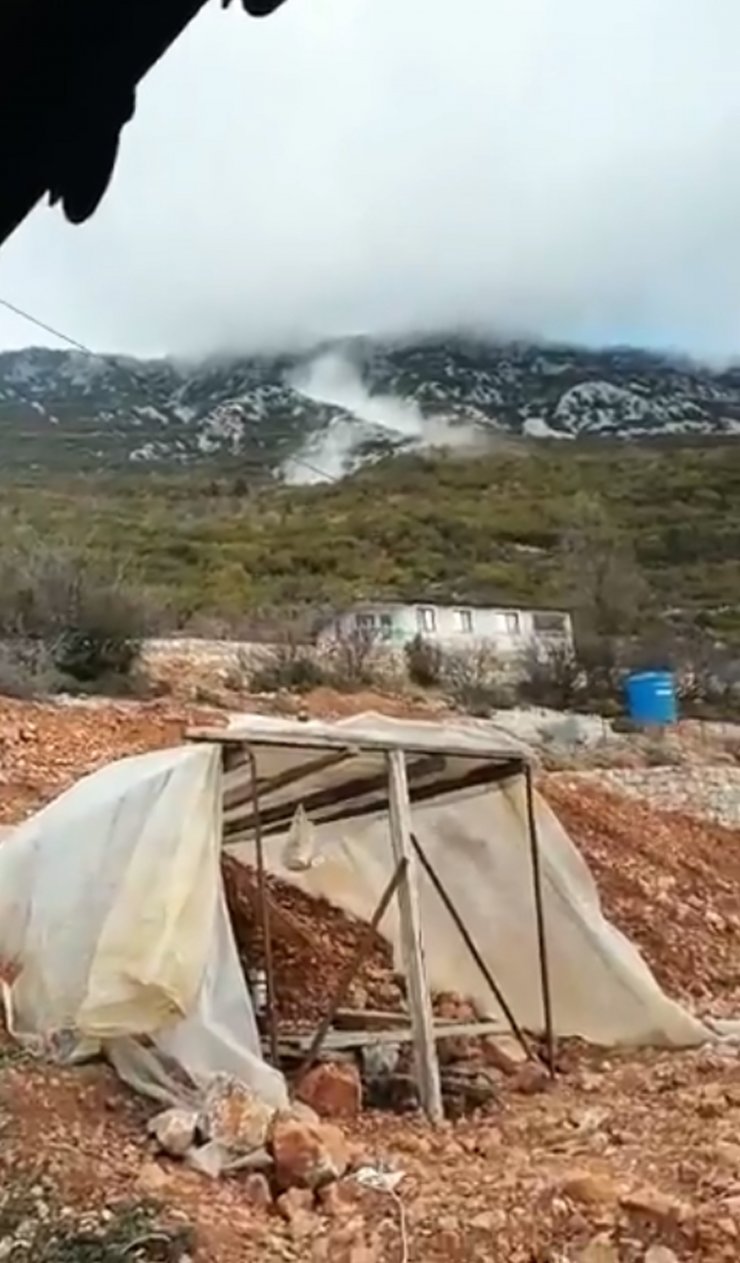 Alanya'da dağdan kopup yuvarlanan kayalar, korkuttu