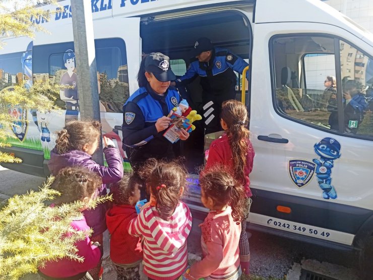 Polis abla ve ağabeyleriyle unutulmaz bir gün yaşadılar