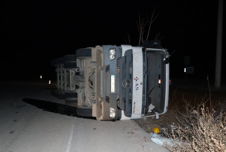 Toprak yüklü kamyon devrildi