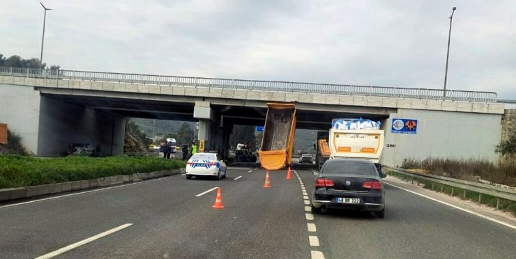 Bodrum'da kamyonun açık kalan damperi köprüye takıldı; 2 yaralı