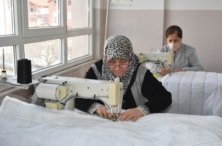 Eğirdir'de depremzedeler için uyku tulumu üretiliyor