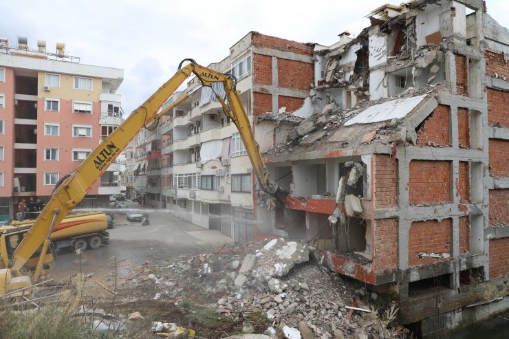 Alanya Belediyesi riskli binanın yıkımına başladı