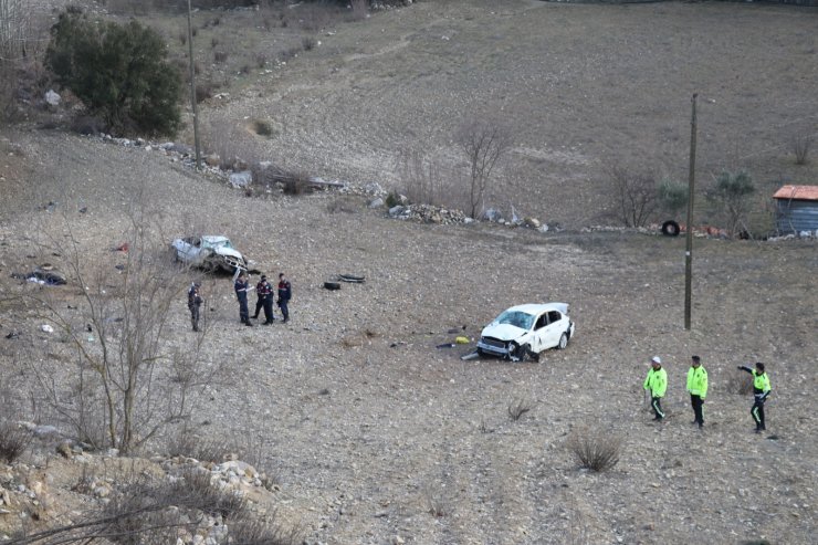 Isparta'da çarpışan iki otomobil dere yatağına uçtu: 2 ölü, 1 yaralı