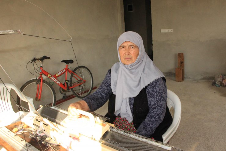 71 yaşında depremzedeler için örgü makinesinin başına geçti