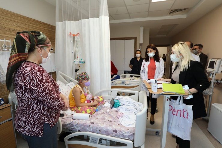 Rektör Özkan, tedavi gören depremzede çocukları ziyaret etti