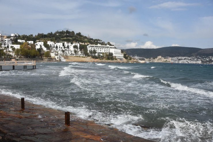 Bodrum'da feribot seferlerine fırtına engeli