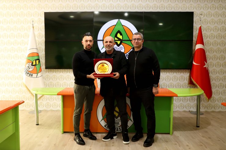 Alanyaspor'da teknik direktör Farioli’ye plaketli veda