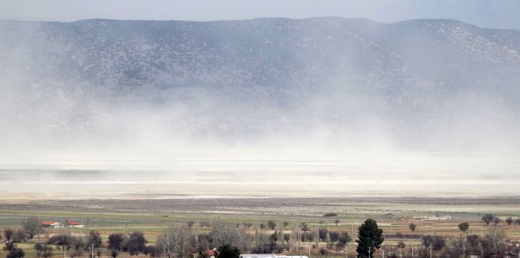 Burdur Gölü üzerinde 'toz' bulutu