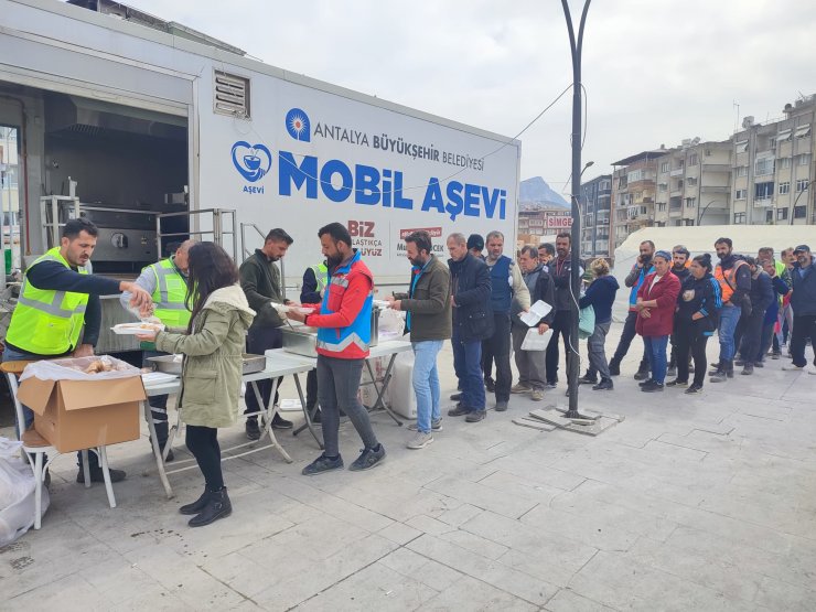 Büyükşehir'in deprem bölgesine desteği sürüyor