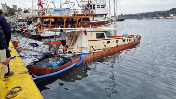 Bodrum'da su alan tur teknesi battı