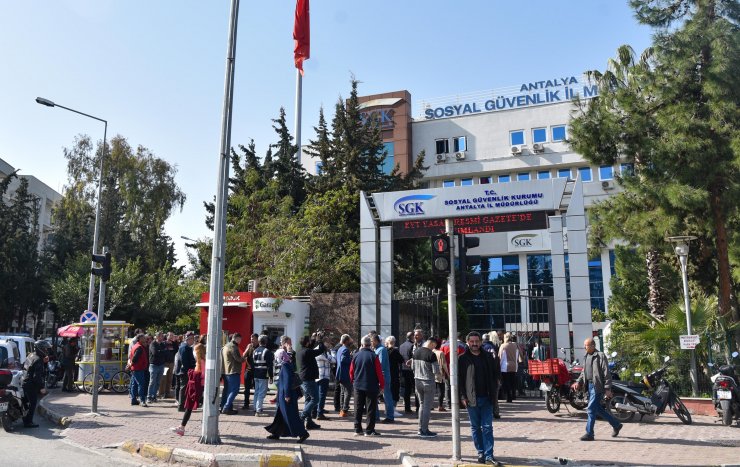 Antalya'da 2 saatte 1680 'EYT' başvurusu