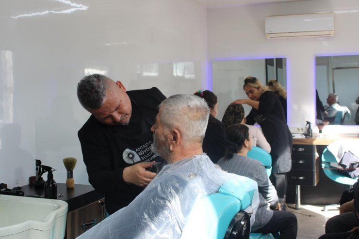 Mobil Kuaför, depremzedeler için Akseki ve Kemer'de